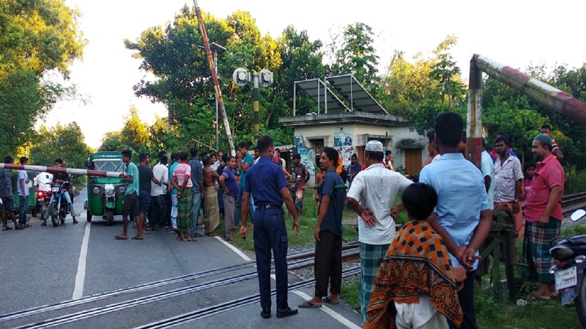 নববধূর সাথে দেখা করেই ট্রেনের নিচে ঝাঁপ দিলেন প্রবাসী