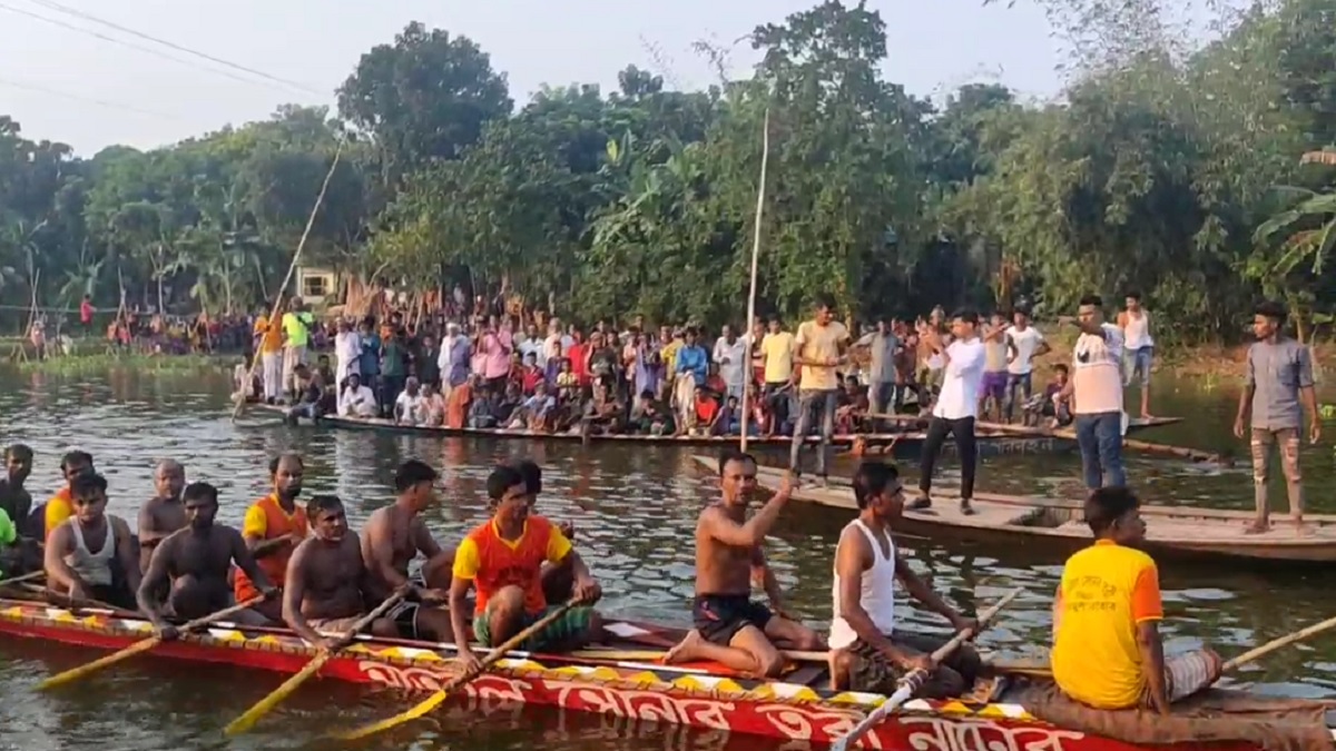 নাটোরে ঐতিহ্যবাহী নৌকাবাইচ অনুষ্ঠিত