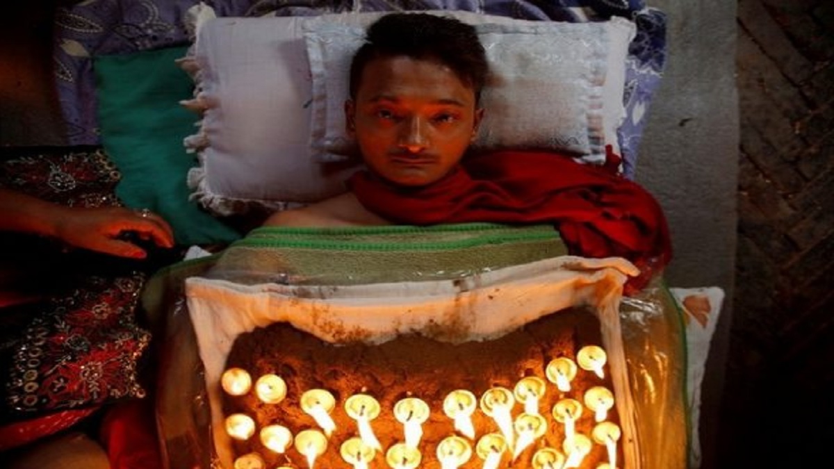 দেবতাকে কৃতজ্ঞ করতে গায়ে গোবর মাখেন তারা