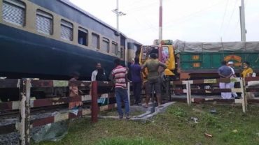 পাবনায় ট্রাকের সাথে সংঘর্ষে ট্রেনের ইঞ্জিন বিকল