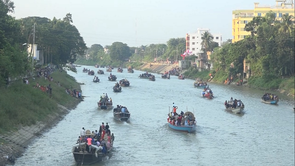 প্রতিমা বিসর্জন দিতে গিয়ে দুই নৌকার সংঘর্ষে নিখোঁজ ১
