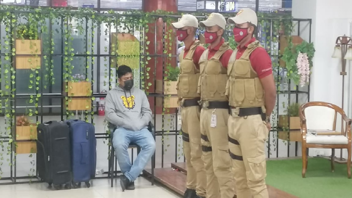 গন্তব্য দুবাই, সন্দেহ এড়াতে অবৈধ রিয়াল নিয়ে ২ যাত্রী রওনা দিলো বাহরাইন