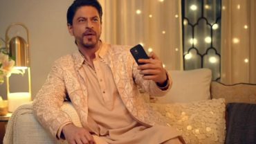 ছেলে বন্দি জেলে, সব ভুলে নতুন বিজ্ঞাপনে শাহরুখ!