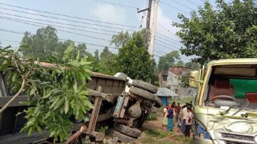 সীতাকুণ্ডে মাছবাহী পিকআপকে লরির ধাক্কা, নিহত ২