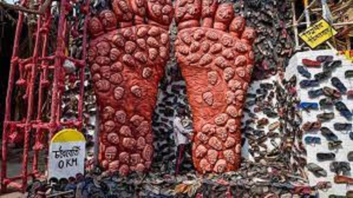 দুর্গাপূজার মণ্ডপ সাজানো হলো জুতা দিয়ে! আয়োজক কমিটিকে আইনি নোটিশ