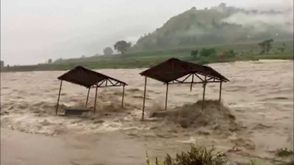 অসময়ে তিস্তায় ভাসলো লাখো মানুষ