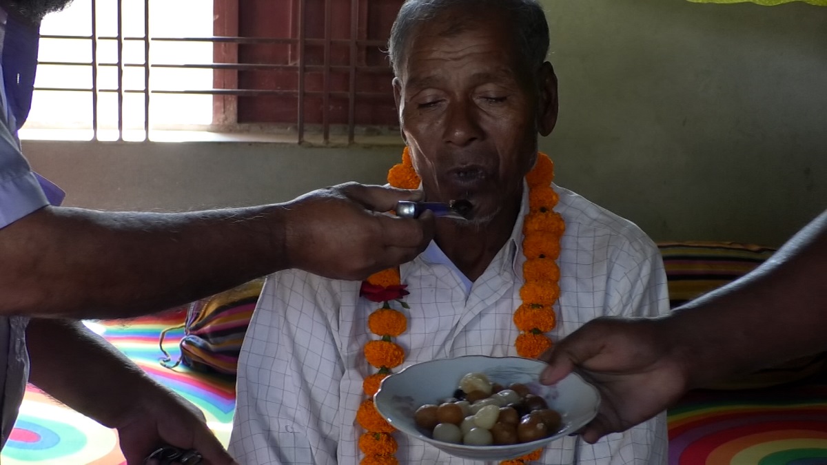 ঘর পরিষ্কার না করায় বউয়ের সাথে রাগ করে ২৭ বছর বাড়িছাড়া জহর উদ্দিন (ভিডিও)