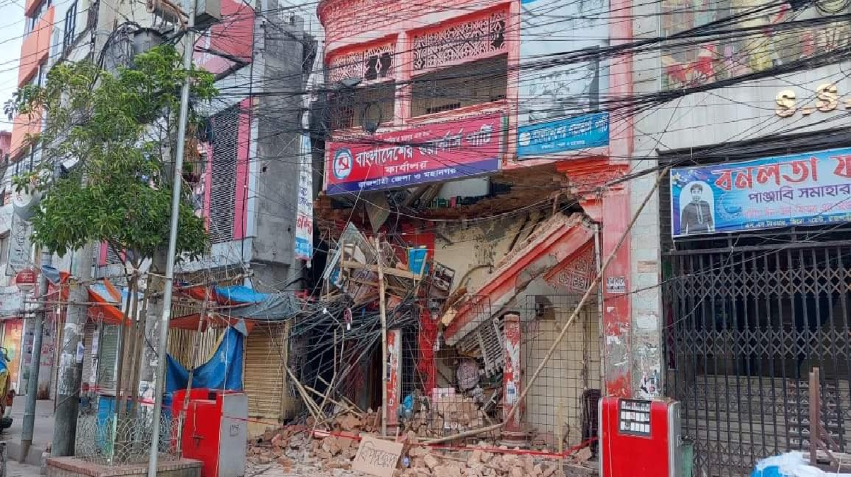 ধসে পড়েছে ওয়ার্কার্স পার্টির রাজশাহী কার্যালয়