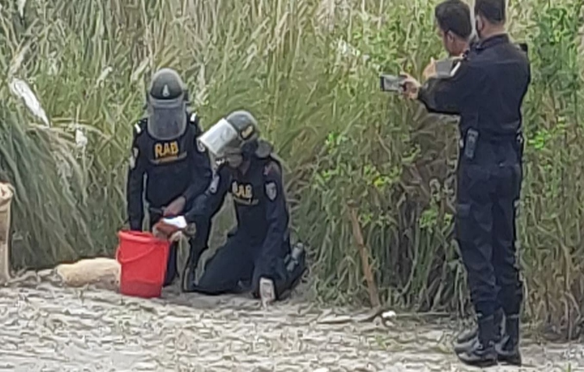 মিরপুর চিড়িয়াখানা সড়কের পাশ থেকে মর্টার শেল উদ্ধার