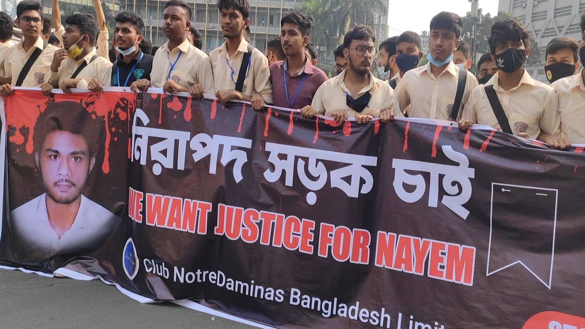 গাড়ি চাপায় শিক্ষার্থীর মৃত্যুতে রাজধানীর বিভিন্ন এলাকায় বিক্ষোভ