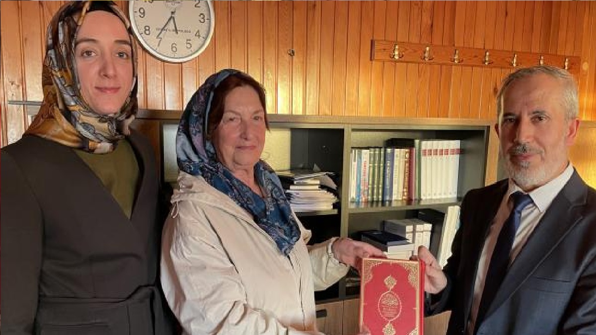 মহানবী (সা.)’র জীবনী পড়ে ইসলাম গ্রহণ করলেন ৮০ বছরের বৃদ্ধা