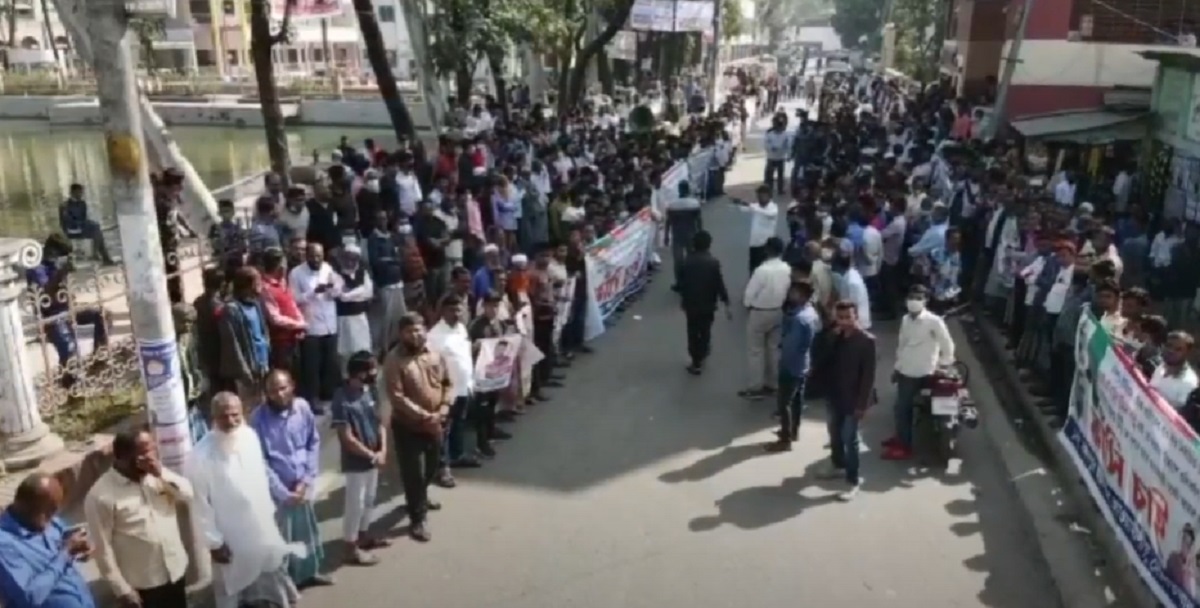 ভোলায় যুবলীগ নেতা হত্যাকারীদের দ্রুত গ্রেফতারের দাবিতে মানববন্ধন