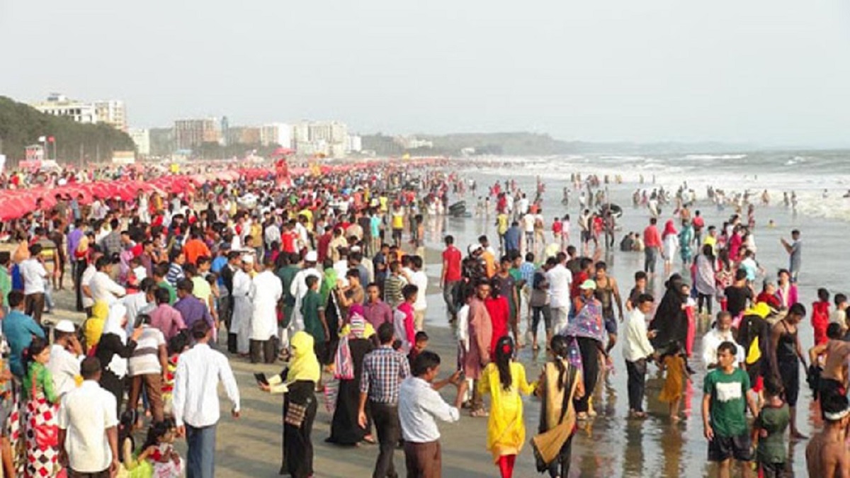 মৌসুমের শুরুতেই কক্সবাজারে পর্যটকের ঢল