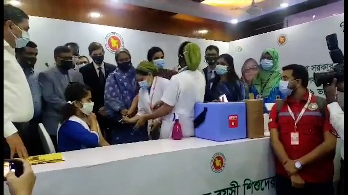 স্কুল শিক্ষার্থীদের টিকাদান কার্যক্রম উদ্বোধন করলেন স্বাস্থ্যমন্ত্রী