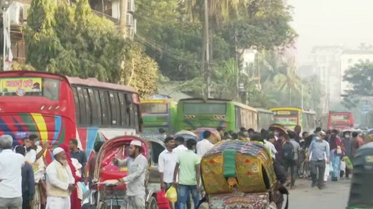 সারাদেশে অনির্দিষ্টকালের পরিবহন ধর্মঘট, চরম ভোগান্তিতে মানুষ