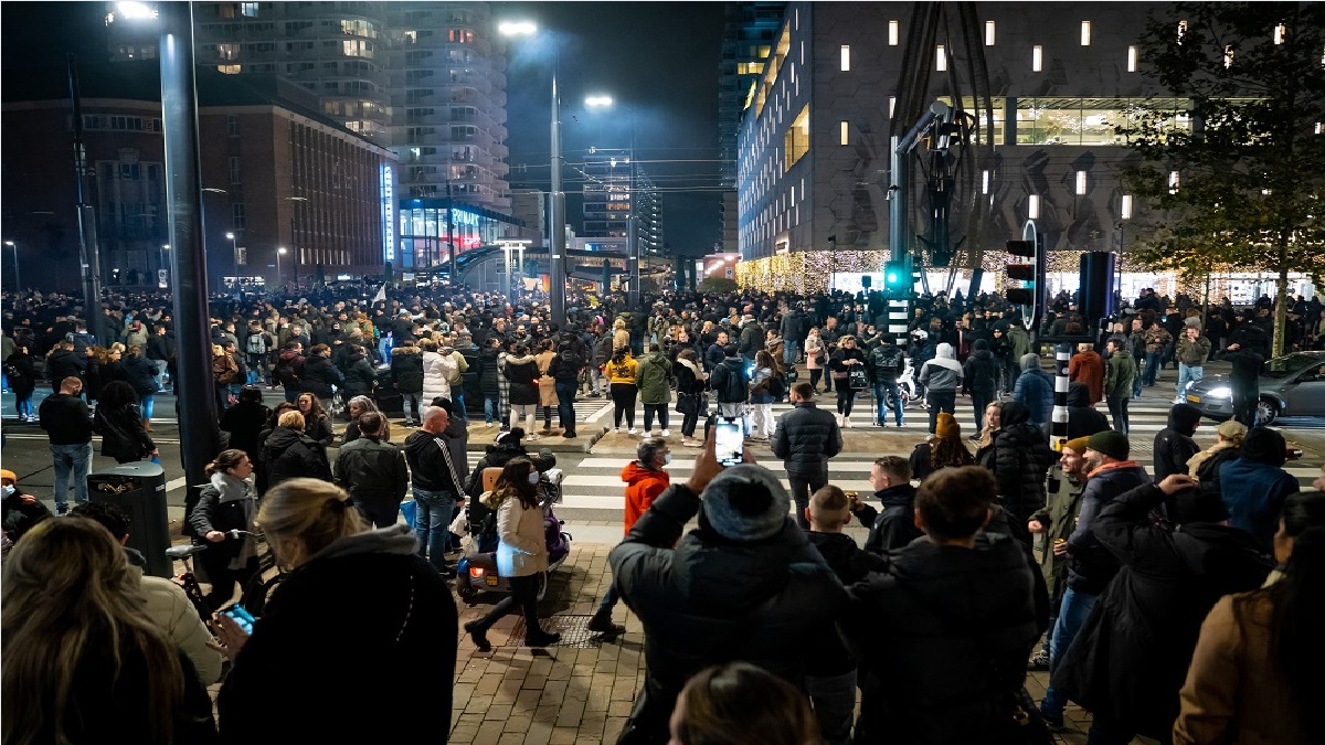 নেদারল্যান্ডসে ভ্যাকসিন বাধ্যতামূলক করার প্রতিবাদে বিক্ষোভ