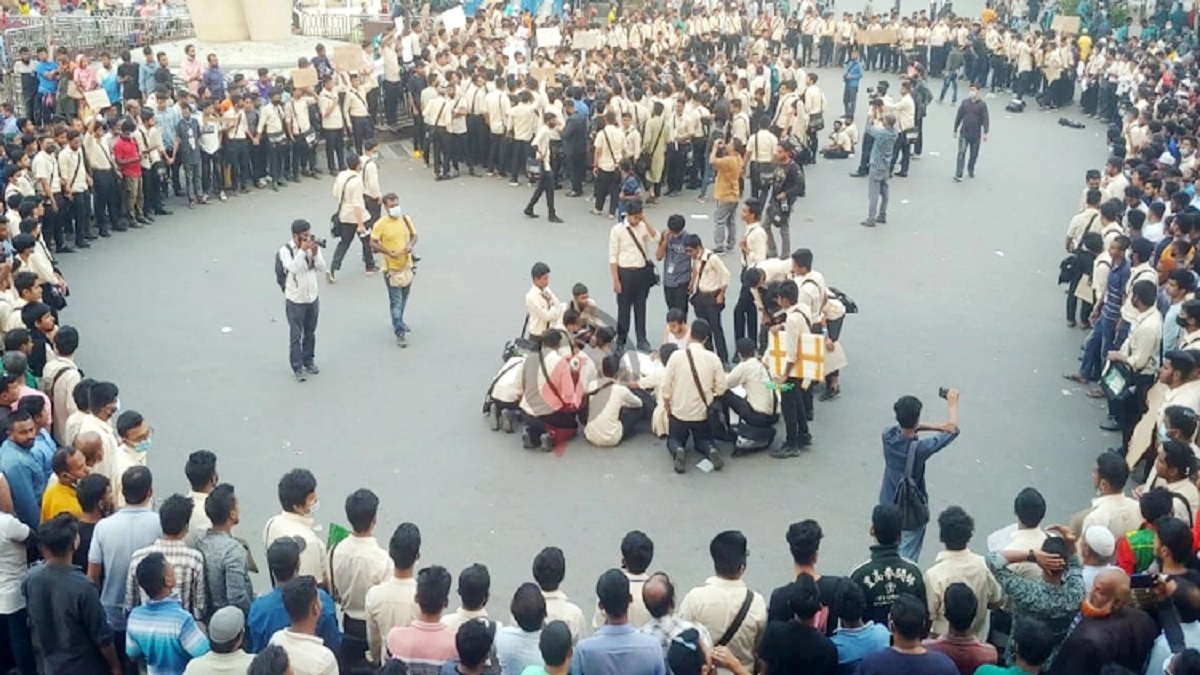 ময়লার গাড়ির চালকের সহকারী গ্রেফতার, চালাচ্ছিলেন তিনিই