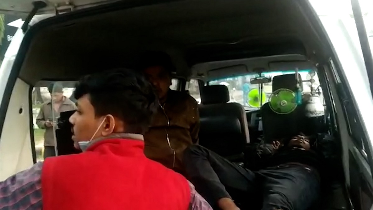 শেওড়ায় মাইক্রোবাসের ধাক্কায় ৩ মোটরসাইকেল আরোহী আহত