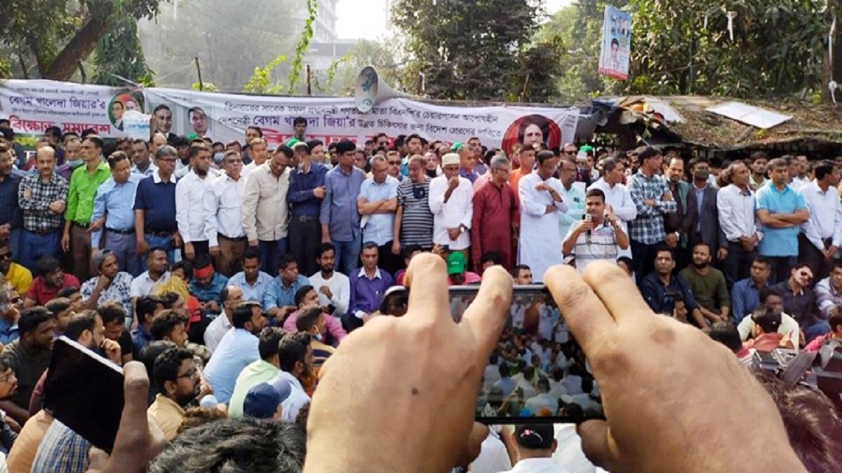 খালেদা জিয়ার বিদেশে সুচিকিৎসার দাবিতে যুবদলের বিক্ষোভ