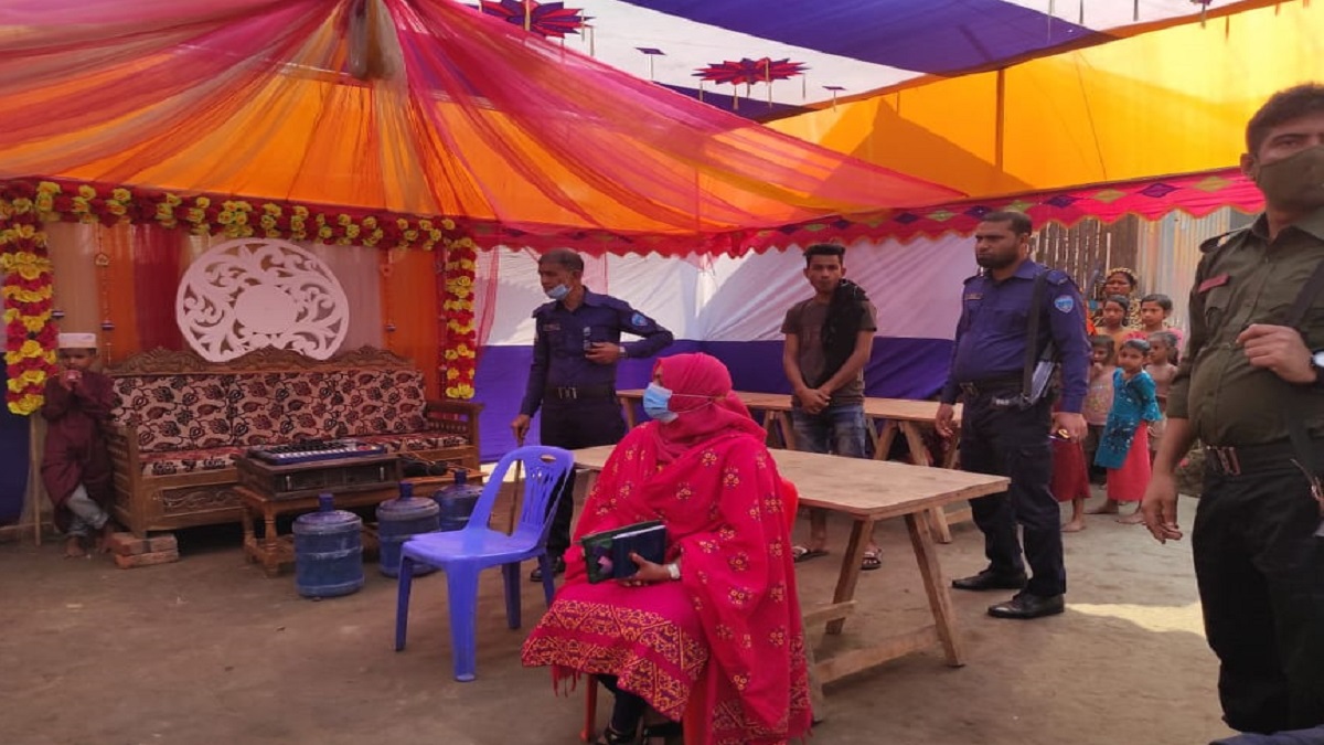 বরের আগেই কনের বাড়িতে হাজির ইউএনও