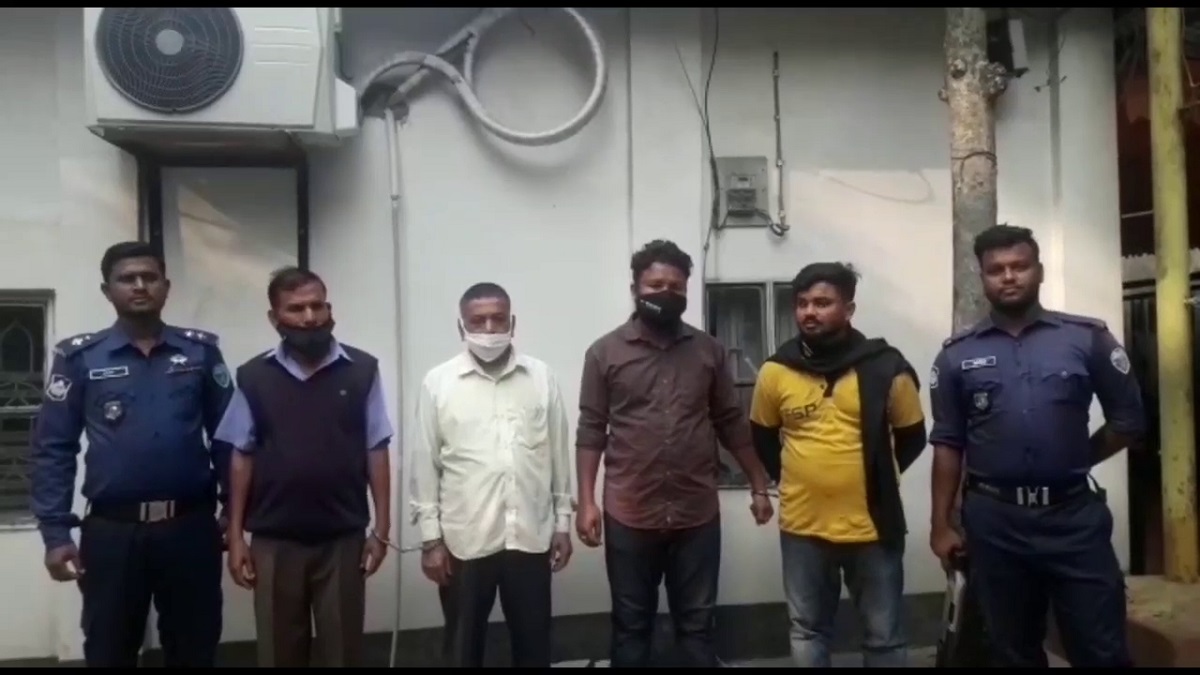 অবৈধ গ্যাস সংযোগ ব্যবহারকারীদের থেকে টাকা আদায়কালে আটক ৪