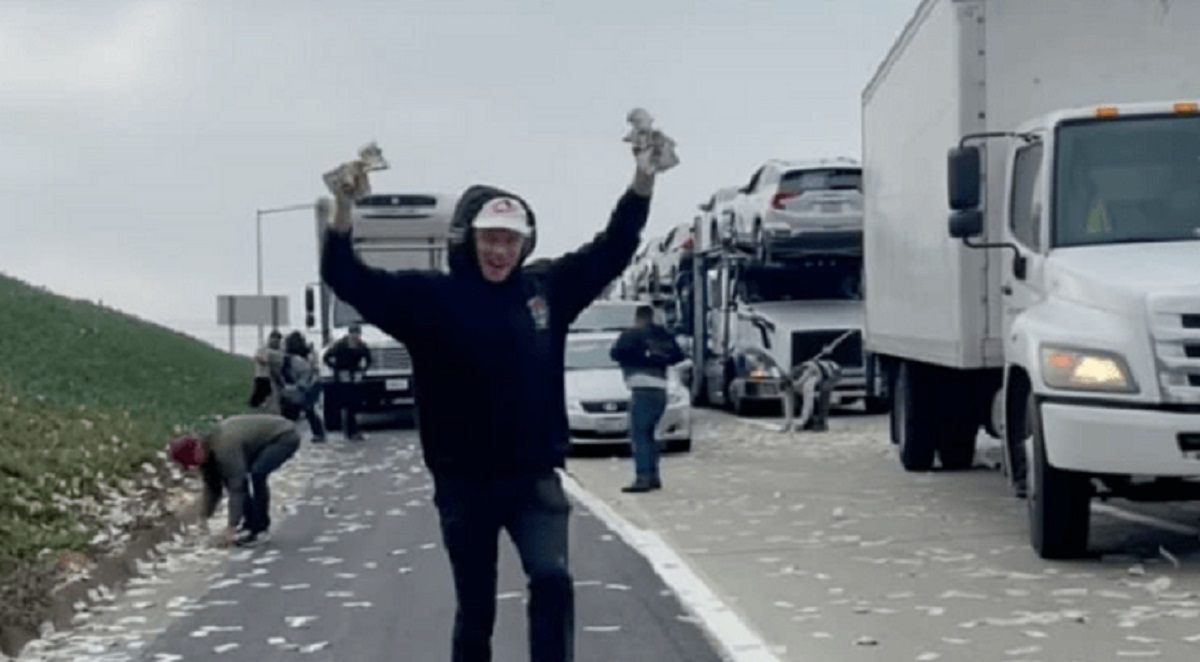 যুক্তরাষ্ট্রের রাস্তায় ডলার বৃষ্টি!