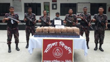 ঝিনাইদহে ভারতীয় ফেনসিডিলের বড় চালানসহ আটক ১
