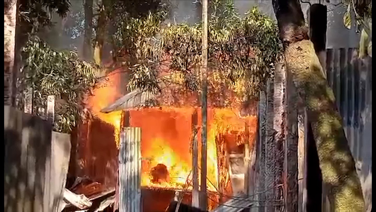 গাইবান্ধায় বিজয়ী ইউপি সদস্য হত্যায়  অভিযুক্ত আরিফের বাড়িতে অগ্নিসংযোগ