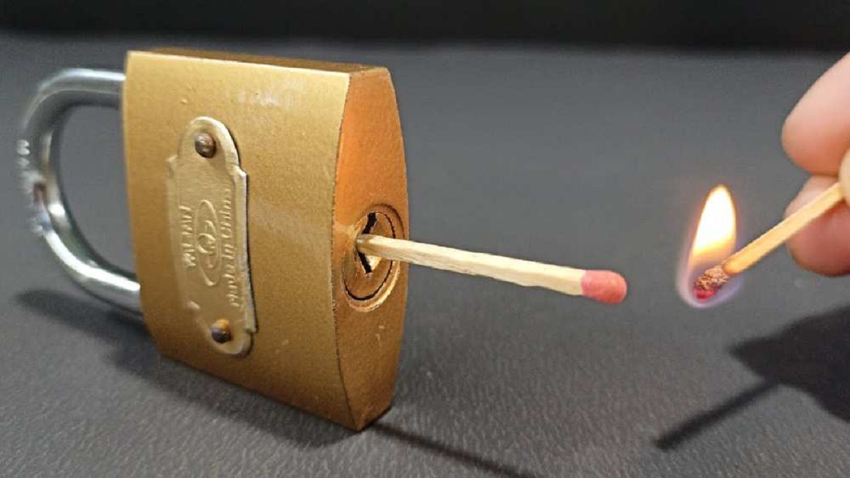 চাবি হারিয়েছেন? দেশলাই কাঠি দিয়েই খুলে ফেলুন চটজলদি