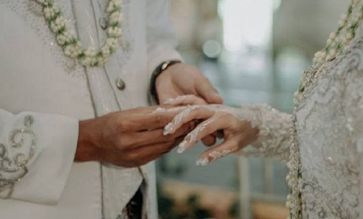 এবার বিয়ের পোশাকে পরীক্ষার হলে হাইস্কুল ছাত্র (ভিডিও)