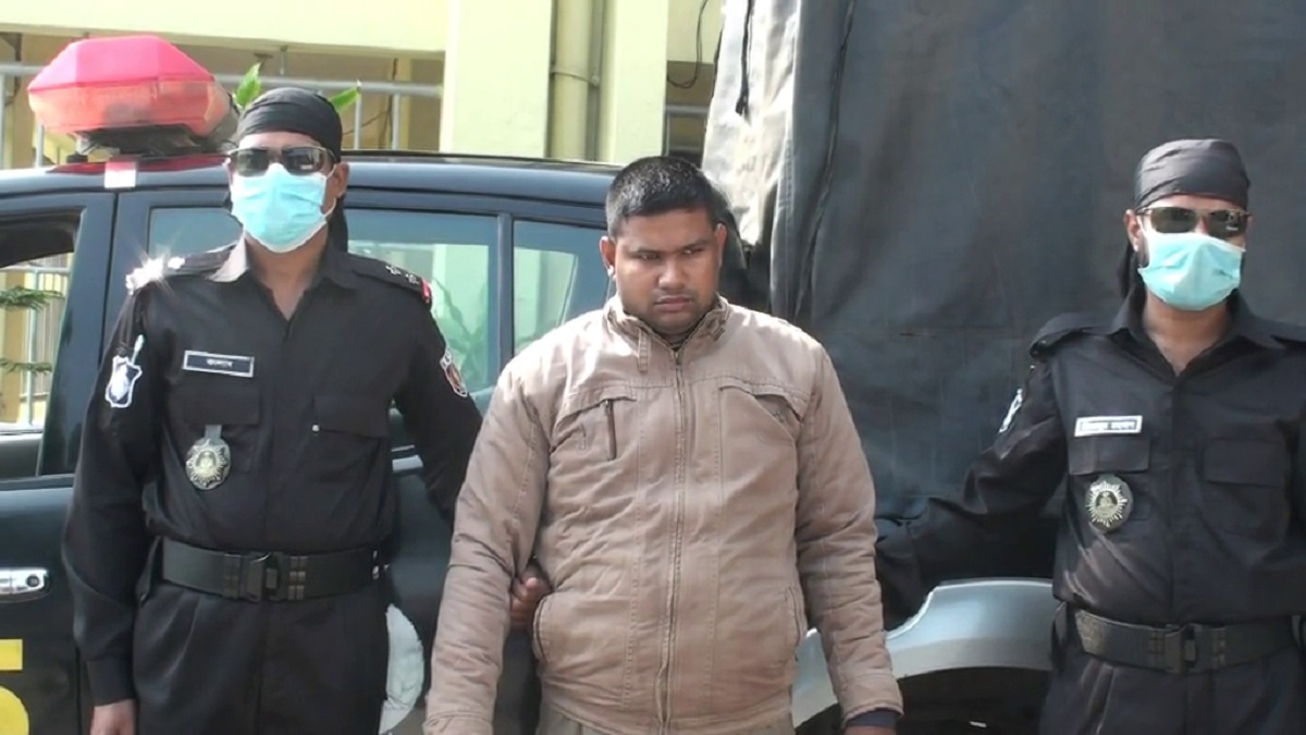 সেনাবাহিনীতে চাকরি দেয়ার নামে হাতিয়েছে লাখ লাখ টাকা, আটক করেছে র্যাব