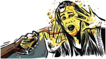 নাটোরে কলেজ শিক্ষার্থীকে অ্যাসিড নিক্ষেপকারীর শাস্তির দাবিতে মানববন্ধন