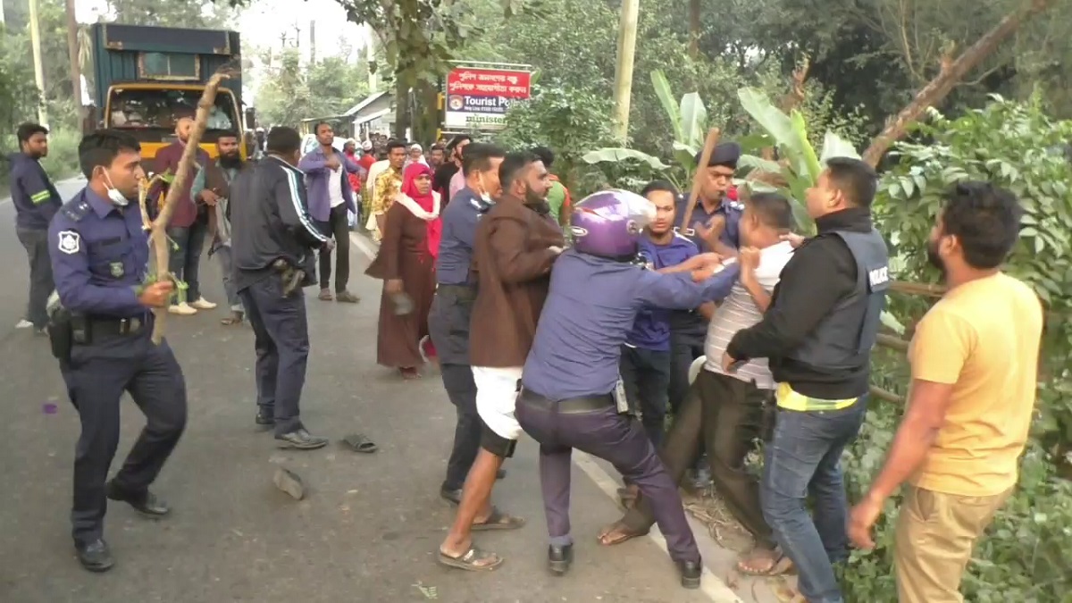 নারায়ণগঞ্জে লাঙল-নৌকা সমর্থকদের সংঘর্ষে আহত ২০, অস্ত্র উদ্ধার