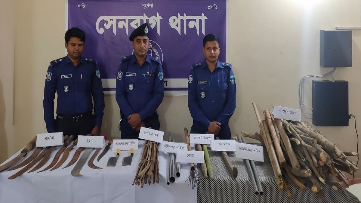 নোয়াখালীতে ভোট কেন্দ্রের পাশ থেকে বিপুল পরিমাণ দেশীয় অস্ত্র উদ্ধার