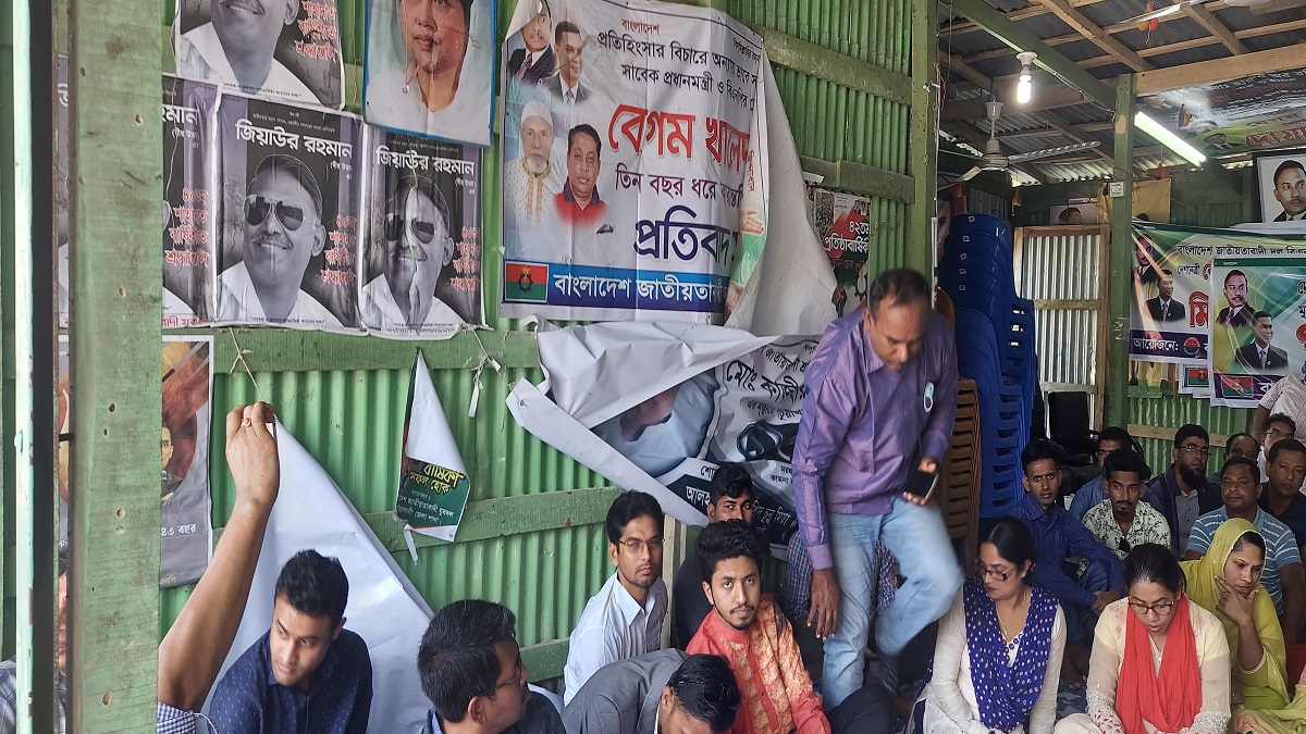 পটুয়াখালীতে বিএনপির গণঅনশনে ছাত্রলীগের হামলা, আহত ৮