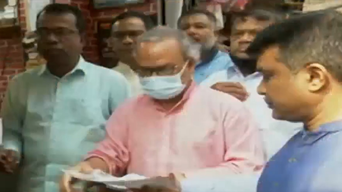 খালেদা জিয়ার চিকিৎসা পাওয়ার মৌলিক অধিকার হরণ করেছে সরকার: রিজভী