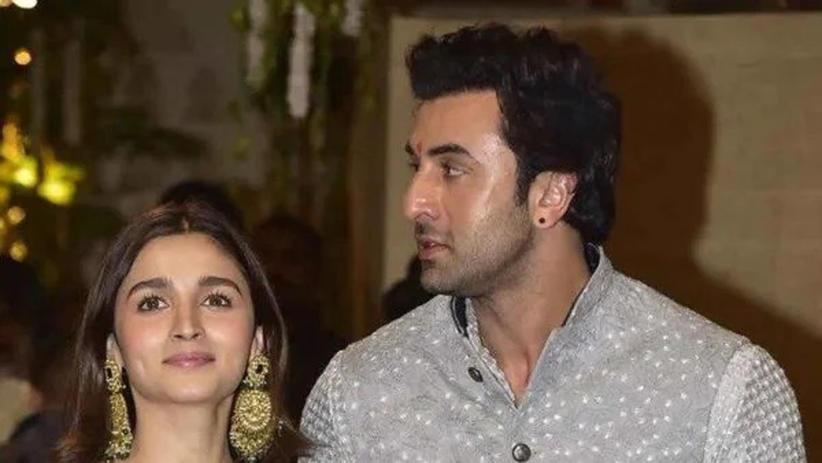 আলিয়ার লেহেঙ্গাতে লাথি মারলেন রণবীর!