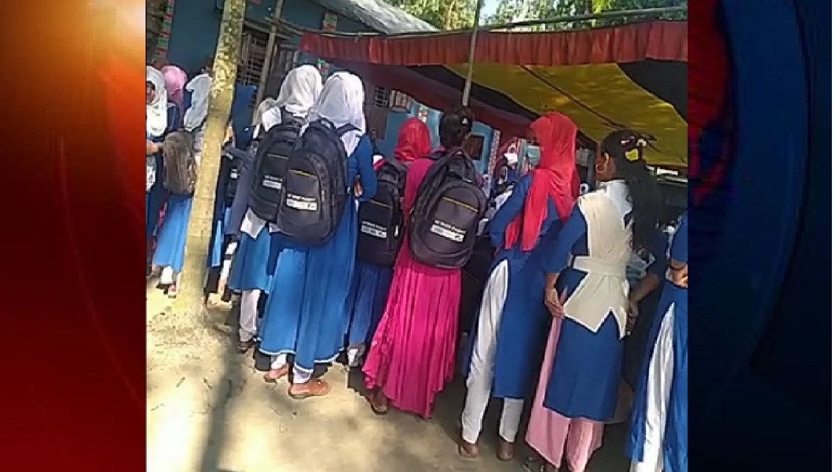 নির্বাচনী প্রচারে স্কুলশিক্ষার্থীদের সম্পৃক্ত করা সেই চেয়ারম্যান প্রার্থী প্রধান শিক্ষককে শোকজ