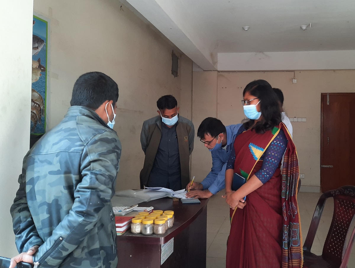 টাঙ্গাইলে ৫ মৎস্য ও পশু খাদ্য বিক্রেতাকে জরিমানা