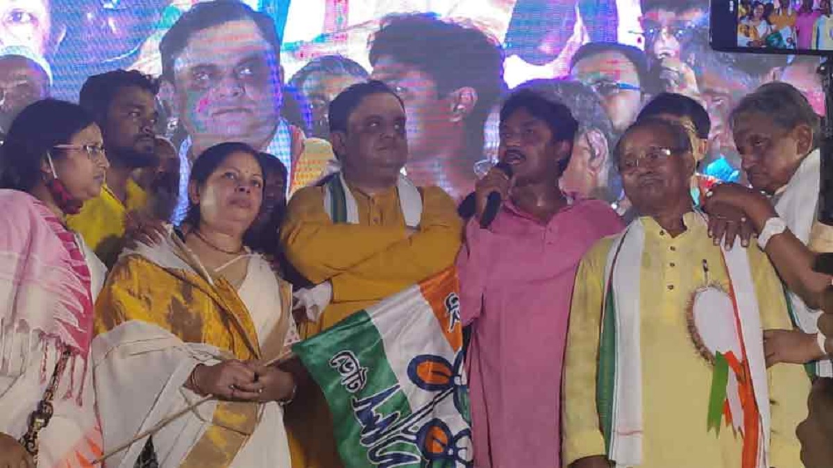 তৃণমূলে যোগ দিলেন বিষপান করে আত্মহত্যার চেষ্টা করা ভারতের সেই পাঁচ শিক্ষিকা