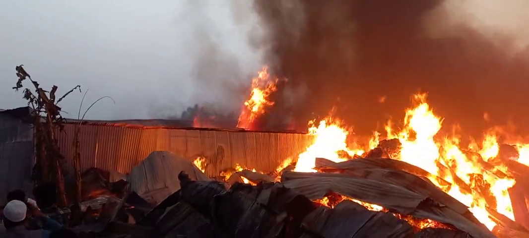 আবারও কোনাবাড়ীতে ঝুটের গুদামে আগুন, নিয়ন্ত্রণে ৫ ইউনিট