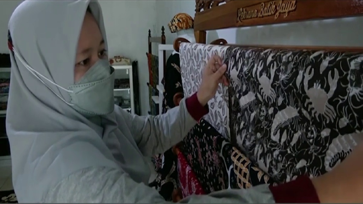 পরিবেশ রক্ষায় প্রাকৃতিক রং ব্যবহার করছেন ইন্দোনেশিয়ার বাটিক শিল্পী