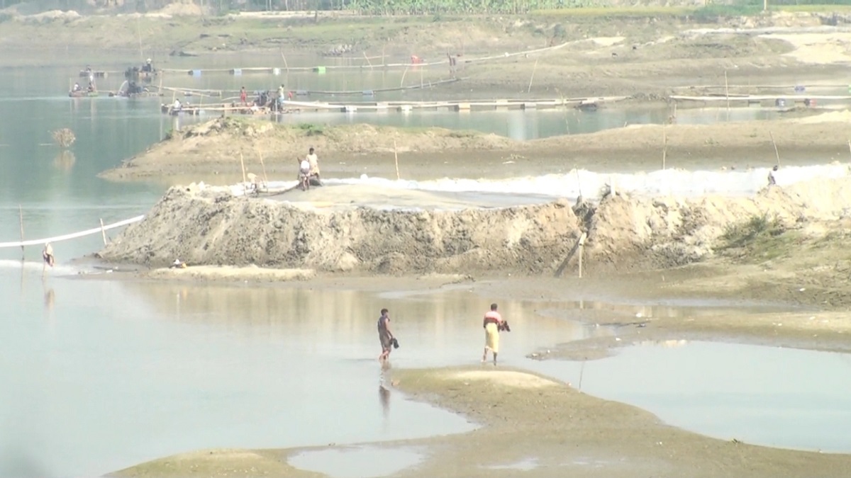 গাইবান্ধায় করতোয়া নদীর ২০ পয়েন্টে ড্রেজার বসিয়ে চলছে বালু উত্তোলনের মহোৎসব