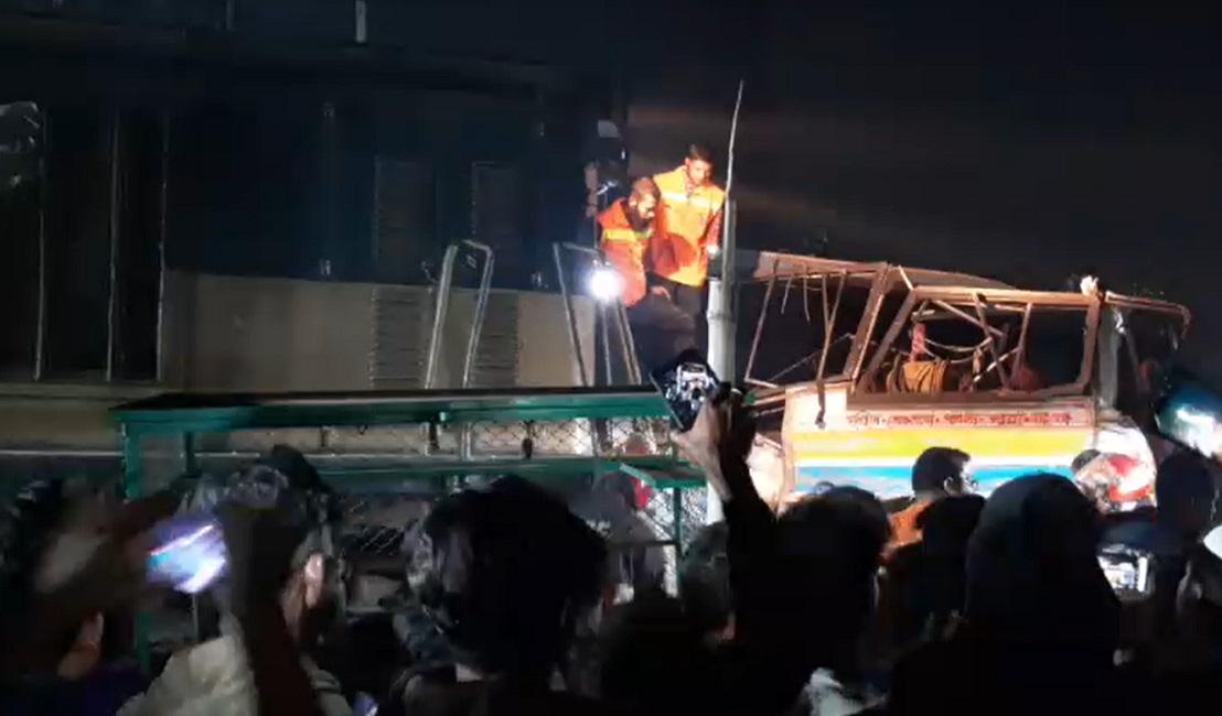 নারায়ণগঞ্জে বাস-ট্রেনের সংঘর্ষে নিহত ২