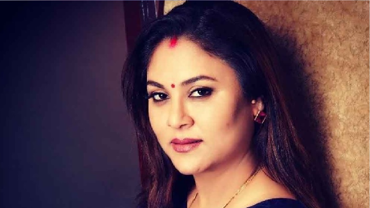 ‘আমার স্ত্রীর প্রতি এত নজর কেন’