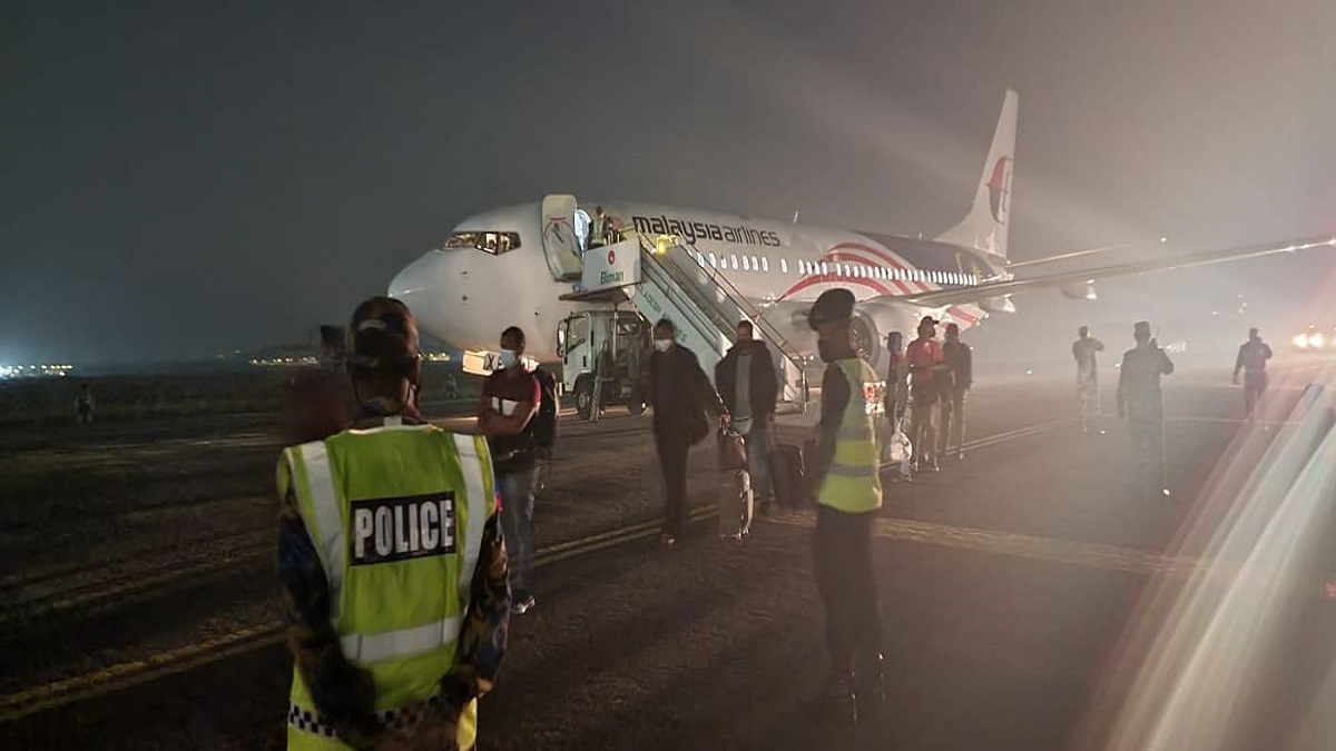 ‘মালয়েশিয়া থেকে আসা বিমানটিতে কোনো বোমা বা বোমা সদৃশ কিছু পাওয়া যায়নি’