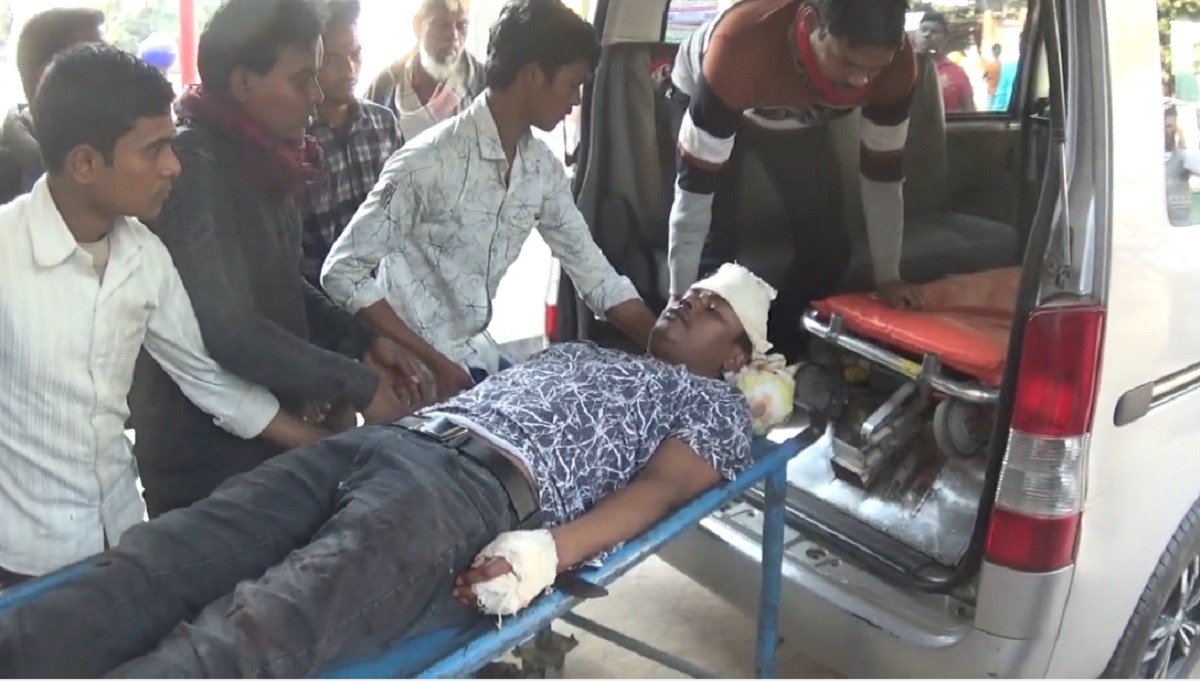 চাঁপাইনবাবগঞ্জে ইউপি নির্বাচন ঘিরে সংঘর্ষে আহত ১০, তিন কেন্দ্রের ভোটগ্রহণ স্থগিত