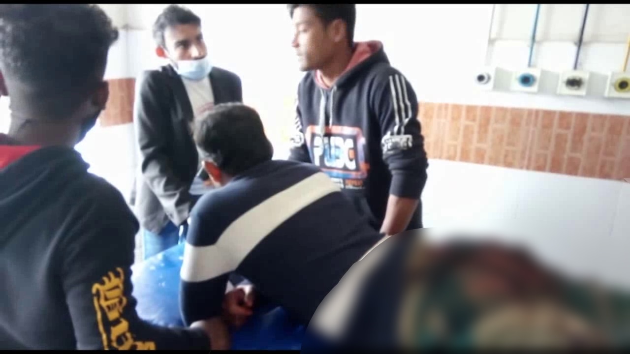 চুয়াডাঙ্গায় ভোটকেন্দ্রের সামনে স্বতন্ত্র প্রার্থীর ২ কর্মীকে কুপিয়ে জখম