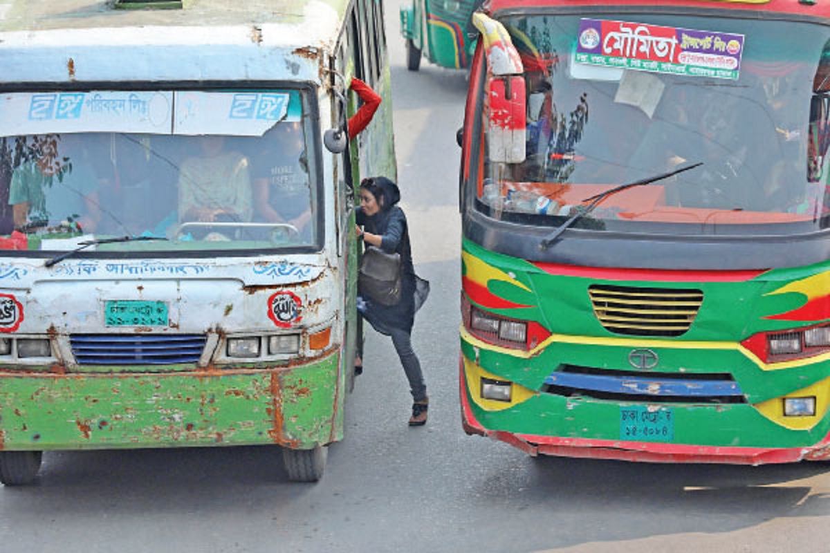 ‘অপরিপক্ক’ আইনের জেরে রাজধানীর সড়কে বেড়েই চলেছে ভোগান্তি