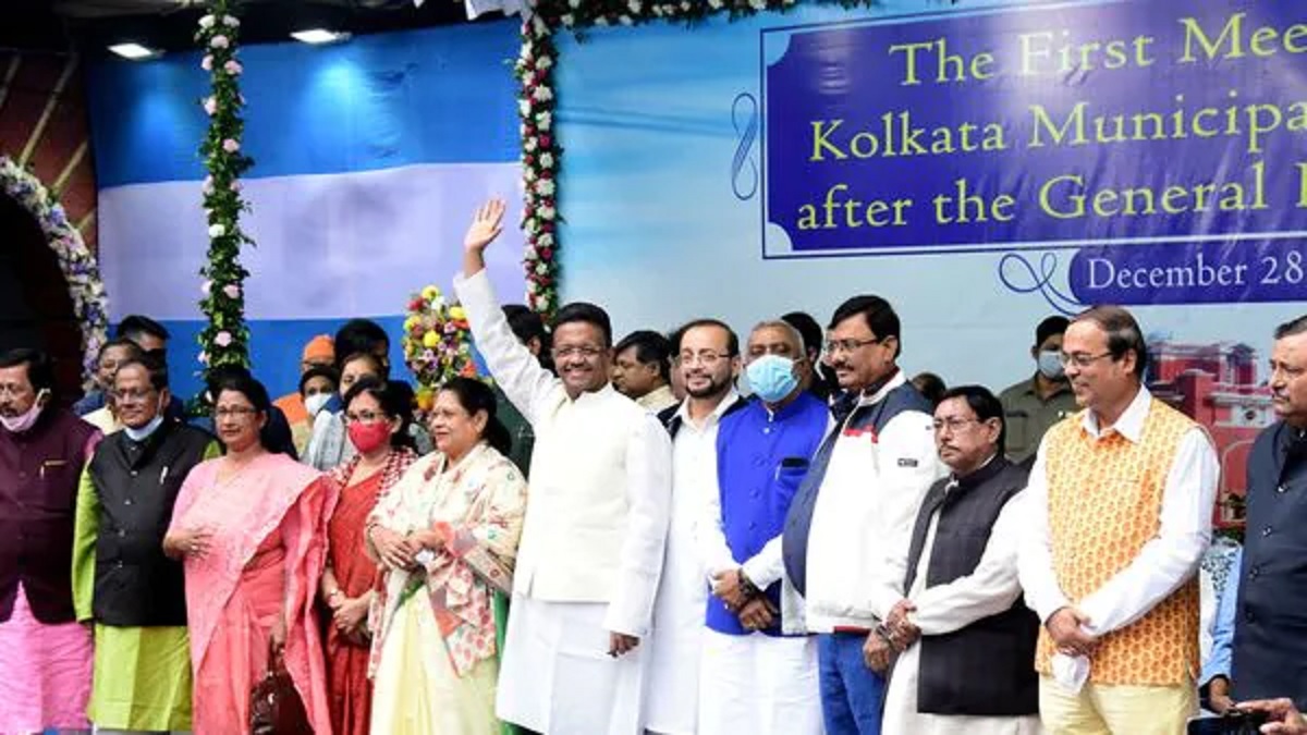 শপথ নিলেন কলকাতার ৩৯ তম মেয়র ফিরহাদ হাকিম